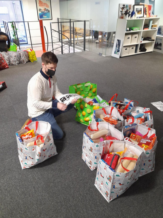 Packing Christmas hampers 2021